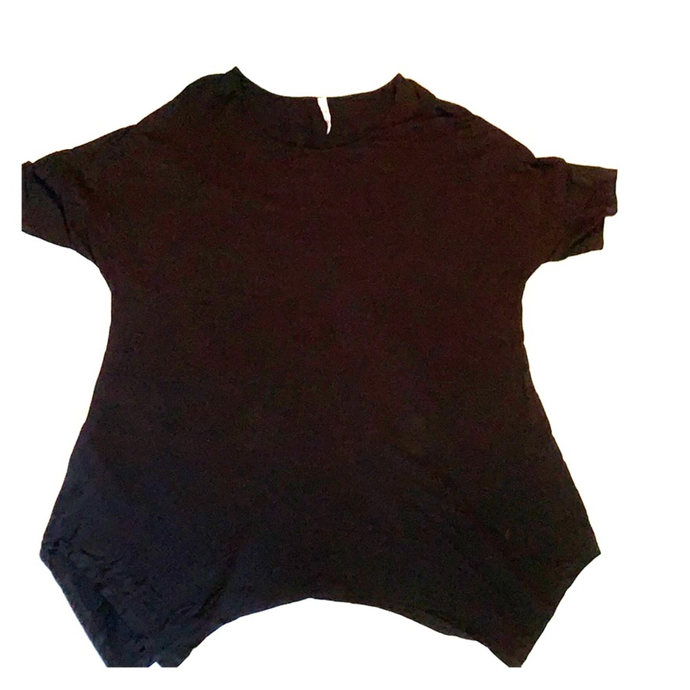 🌺✨ Super versatile black top with adorable hem